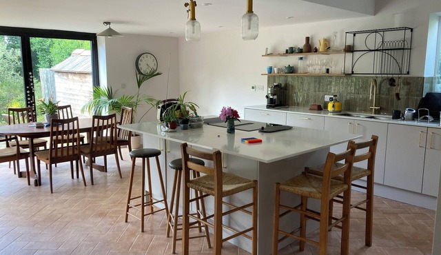 Peaceful open plan bungalow close to centre of beautiful Totnes