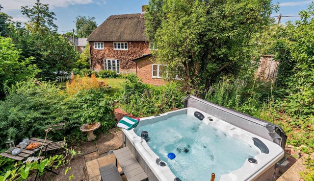 Pear Tree Cottage Thatched 4 Bed Luxury Home with Hot Tub