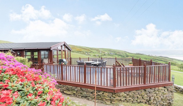 PENTREF, pet friendly, with a garden in Aberdovey