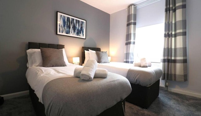 Perfect 4 BR flat, sleeps 8 in Chapelhall