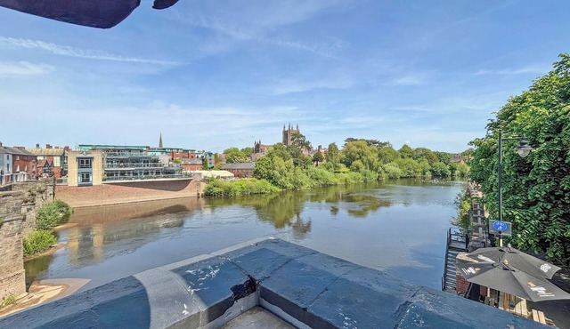 Period-style studio apartment in Hereford with a gentle, vintage charm.