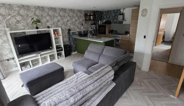 Pet Friendly 2-Bed Apt Sleeps 3 with Parking