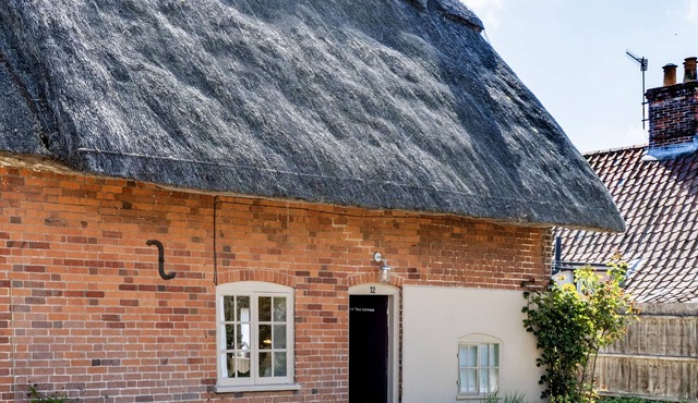 Plum Tree Cottage - a cottage that sleeps 4 guests in 2 bedrooms