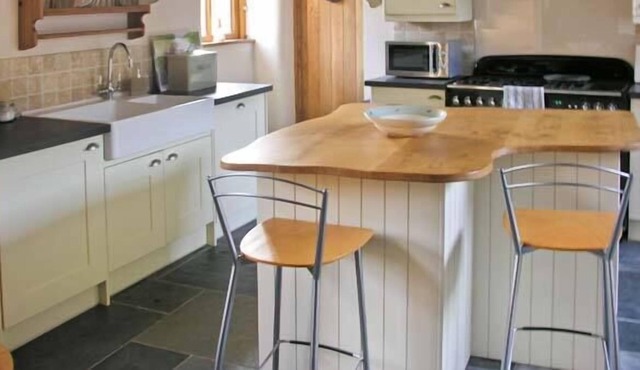PRIMROSE COTTAGE, family friendly, with open fire in Kings Nympton in Umberleigh