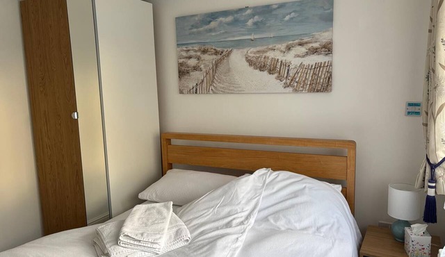 Private Compact Annex flat with parking, near Southmead Hospital