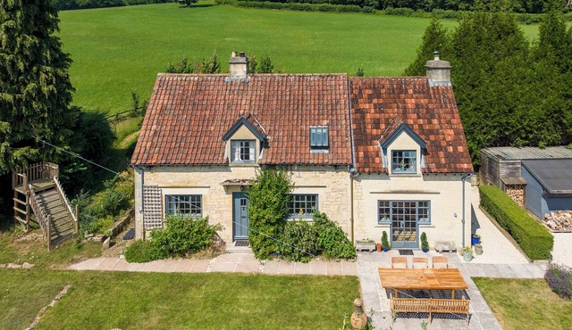 Private countryside cottage, sleeps 7, just 10 mins from historic city of Bath.