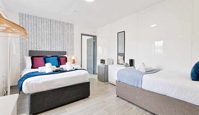 Private En-Suite Studio with TV, Fridge & Free Parking