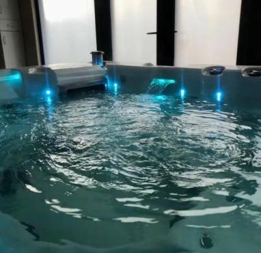 Private Hydro Spa Pool, Dbl Bedrm & Bathrm - Other areas part private shared lived-in home