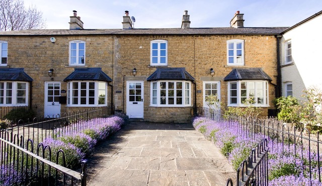 Private Location in Bourton - two Private Parking