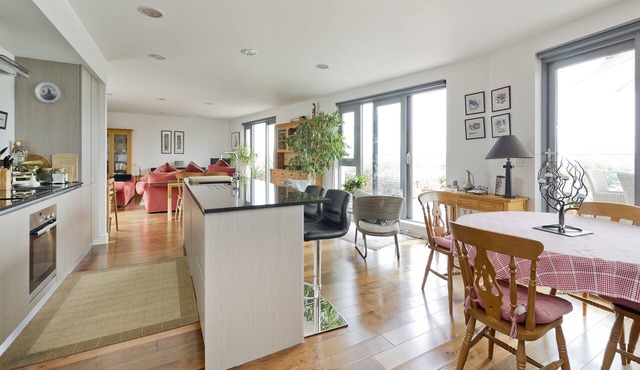 Putney Rooftops - Two Bedroom Apartment, Sleeps 4