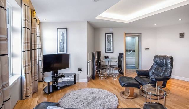 QM11 Lakeland Suite - UKC9610