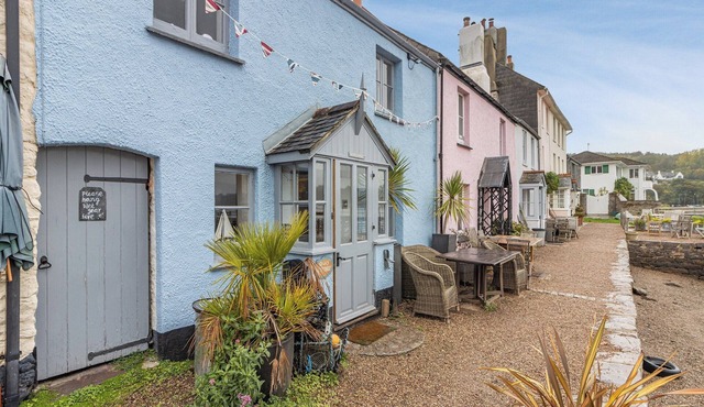 Quay Cottage is a beautiful property located directly on the river front.