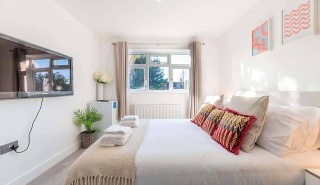Quiet & Modern Studio in Epsom, EV Charger