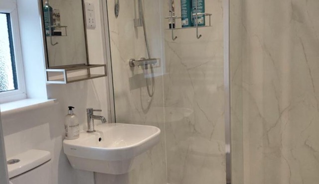 Quiet Room with en-suite , close to University, Whiteladies and Gloucester rd