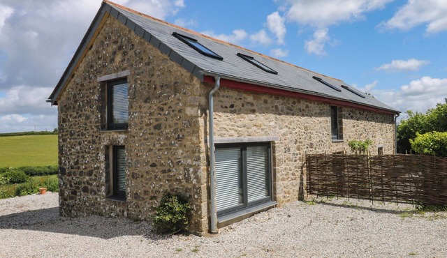 REDDAWAY BYRE, pet friendly, character holiday cottage in Okehampton