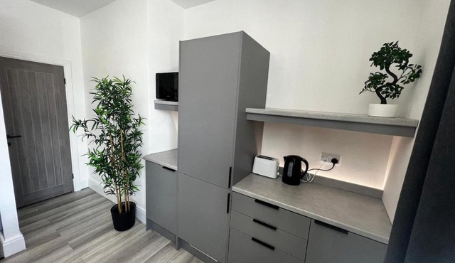 ResiLets - Mood Studio 4 - Town centre studio room with en-suite