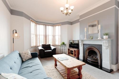 Restful Harbourside Apartment with Garden