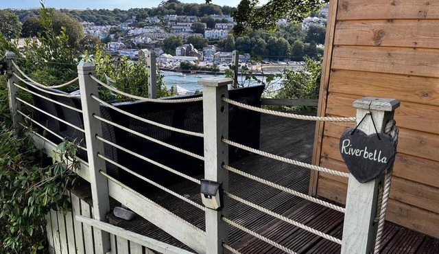 Riverbella - Stunning Views. Sun Deck. Walk to Beach/Town. Private parking.