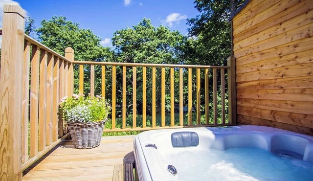 Riverside Hideaway for Two Hot Tub River Lochay
