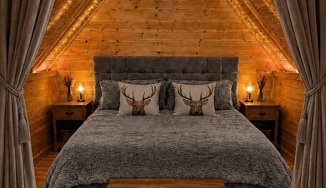 Roederer Cabin ~ Private Hot Tub & Sauna in Attleborough