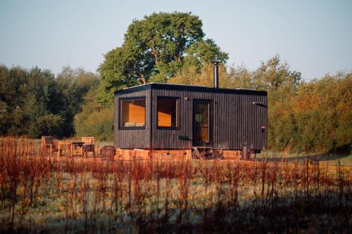 Romantic Offgrid Tiny Home Ft Beachy Head Hike in Upper Dicker