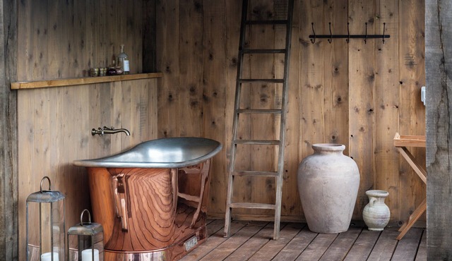 Romantic Scottish Bothy - luxury cottage with an outdoor copper bath