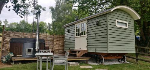 Romantic Shepherds hut with stunning sunsets