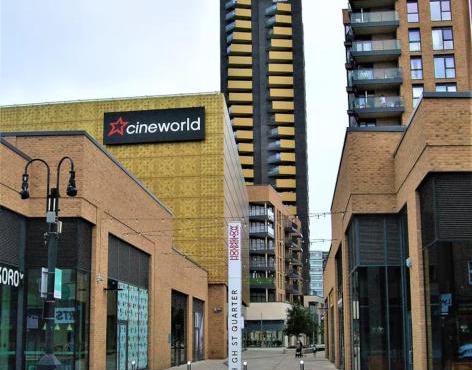 Room with private bathroom, Near Heathrow Airport, Tube Station, Shops, Cinema in shared flat