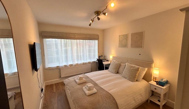 Room with private bathroom 5 min to Legoland & Windsor Castle - free parking and EV plug