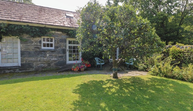 ROYAL OAK FARM COTTAGE, character holiday cottage in Betws-Y-Coed