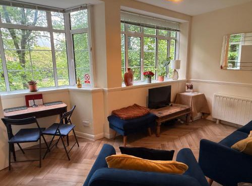 Royal Pavilion Garden Apartment with Parking