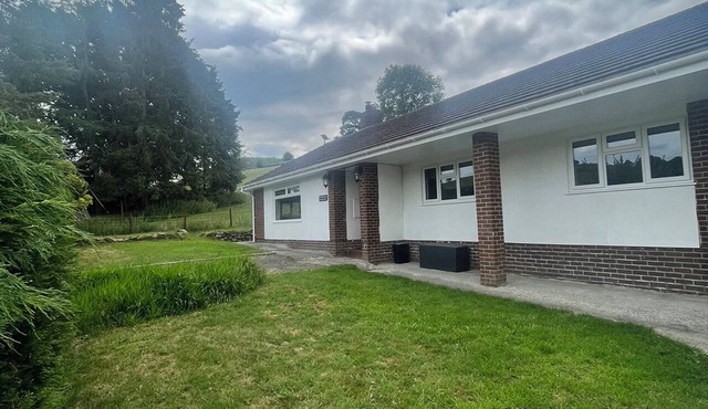 SADDLEBACK BUNGALOW, pet friendly, with open fire in Builth Wells in Llandrindod Wells