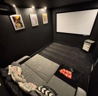 Secure Gated 5 Bed Modern Elm Tree House City Centre 92" Cinema in Leicester