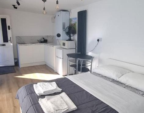 Self Contained, Double Bed Studio, private kitchen, private Bath, Walking distance to Harry Potter in Leavesden Green