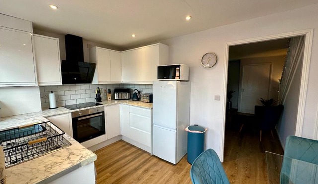 Serviced Accommodation, 3 Bed, allocated off road parking, Contractor Ready in Bedford