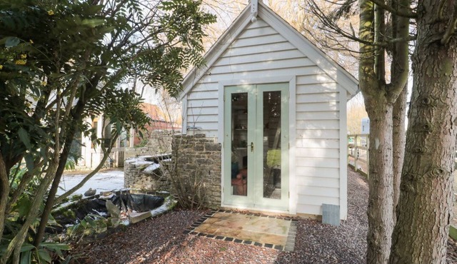 Shades Farm Summerhouse, Minety