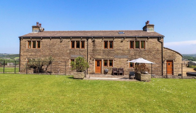 SHEEPHOUSE FARM, family friendly, luxury holiday cottage in Bacup