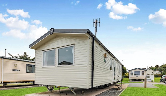 Silver 3 Bedroom Caravan, Sleeps 6