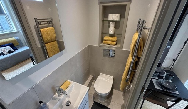 Sleeps 2 Studio -Central Croydon London -WiFi & Tv