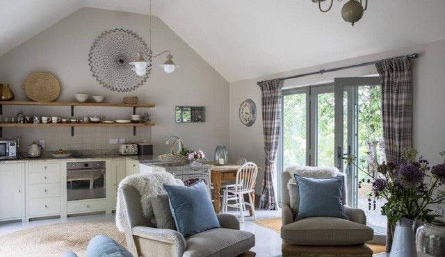 (Sleeps 4) Converted Barn with hot tub in North Devon