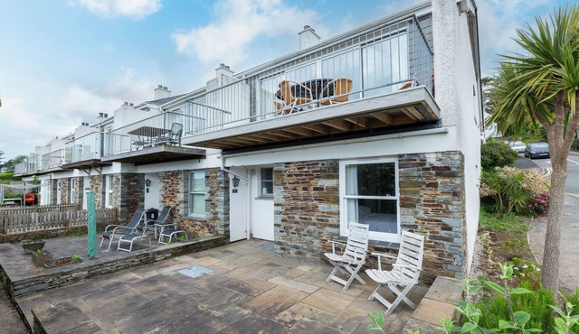 SLIPWAY 7, family friendly, country holiday cottage in Rock