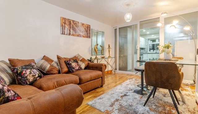 Smethwick - House - Sleeps 8 - Parking