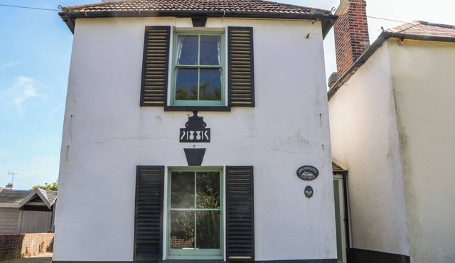 SMUGGLERS COTTAGE, pet friendly, country holiday cottage in Selsey
