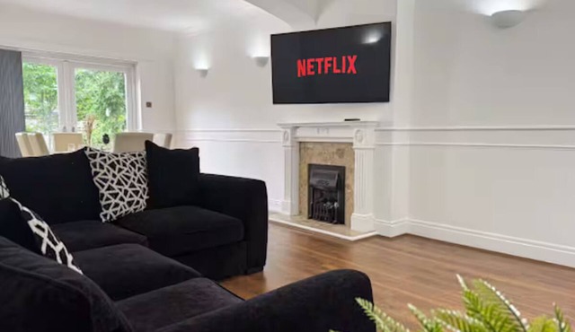 Spacious 10-guest home, parking, family-ready