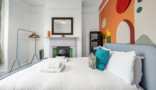 Spacious 2-BDR Vibrant City Cottage in Camberwell