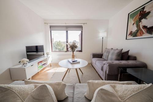 Spacious 2 Bed Apartment, Cobham Town Centre