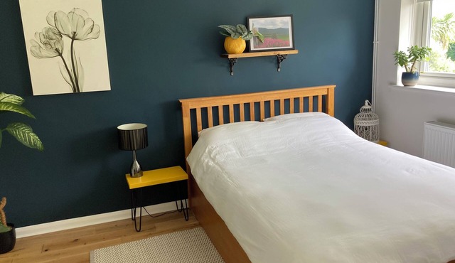 Spacious 2 bed flat in Twickenham w/parking and large private garden