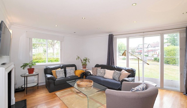 Spacious 2BR Ealing Flat w Garden - Pass the Keys