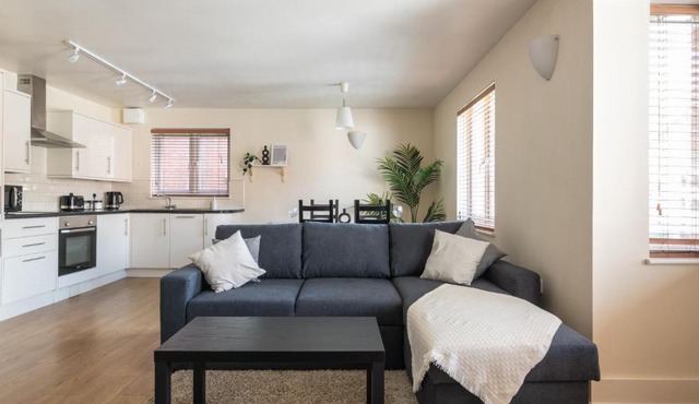 Spacious 2BR Flat - 2 Free Parking Spaces - Near LGW Airport