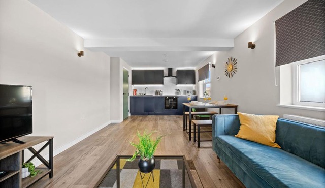 Spacious 3-Bed Cardiff Apartment - Walk to Centre - 2 Bathrooms